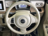 インテリアに合わせたデザインのステアリングは、運転される方のことも考え、運転しやすい形状、大きさです。是非一度、実際に触ってお確かめください。