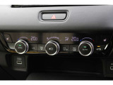 フルオートエアコンを装備。車内の温度設定だけでなくPM2.5にも対応した高性能集塵フィルターも装備しており車内はいつも快適空間♪