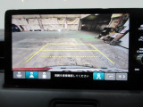 バックカメラの画像です。ガイドラインがスムースな車庫入れをサポートいたします。車庫入れの安心感がアップしますね。