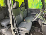 運転席まわりには十分なスペースがあり、大柄な方でもゆったり運転していただける環境です。