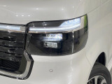 【LEDヘッドライト】悪天候や夜間走行時も良好な視界を確保し安心して運転できる高輝度LEDヘッドライトを装備!点灯速度が早く、消費電力も抑えられています。