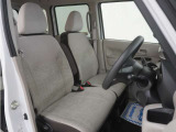 運転席のスペースはゆったりしていて、視界も広く確保されているので普段の運転からロングドライブまで快適です。