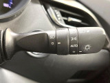 【オートライト】周りの明るさに応じて自動でヘッドライトの点灯・消灯ができる機能です!ライトの付け忘れ・消し忘れなどが無くなり、雨の日や夕方の走行も安心!トンネル通過時も便利ですね