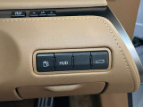 ハンドルの右奥には各種スイッチがございます