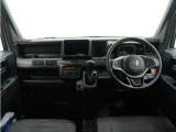 ◆視界広々で非常に運転しやすくロングドライブでも疲れを感じさせないすっきりとまとまったインパネ周りです。