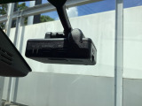 【別途SDカードの購入が必要です。詳しくは販売店スタッフまで】運転中の映像・音声などを記録して、交通事故やトラブルが起きた時の正確な状況把握に役立つドライブレコーダーが装着されています。