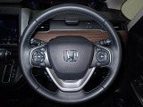 ハンドル左側にはオーディオ操作が出来るオーディオリモートコントロールスイッチ、右側にはHonda SENSINGとオートクルーズコントロールのスイッチを装備!