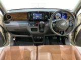 車内は光触媒抗菌消臭施工済です。スタイリッシュなデザインでスポーティなインパネ周りを演出します。グローブボックスやカップホルダーのほかにトレーなどたくさんの収納スペースが付いています。