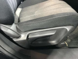 運転席は座面の上下調整ができ適切なドライビングポジションで運転できますよ♪
