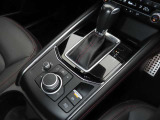 CX-5のシフトレバーです。MTモード付きの6ATで、しなやかな走りを支えます。また、足元にはフロアマットも装着済みです。
