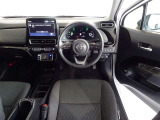 革巻きステアリングで快適な操作性の運転席です。