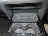シフトレバー前方に、前二席分のドリンクホルダーを備えています。