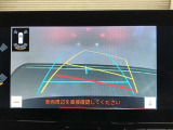 【バックガイドモニター】後方の映像をナビ画面に表示するだけでなく、ステアリング操作に連動して動くガイド線も同時に表示!予想進路の確認をしながら後退できるので便利です!