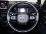 ハンドル左側にはオーディオ操作が出来るオーディオリモートコントロールスイッチ、右側にはHonda SENSINGとオートクルーズコントロールのスイッチを装備!
