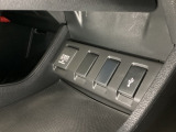 アクセサリーソケットはUSBのアダプターなどをつければ、スマホの充電にも使えます。横にはナビゲーション用の外部入力可能なUSB端子がついており、周辺には物が置けるトレーがついています。