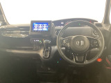 車内は光触媒抗菌消臭施工済です。スタイリッシュなデザインで暖かみのあるインパネ周りを演出します。グローブボックスやカップホルダーのほかにトレーなどたくさんの収納スペースが装備されています。