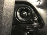 ステアリングスイッチ付きで、運転中に視線を前に向けたまま操作できます。