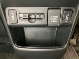前席の左右別々のシートヒータースイッチが付いています。HiとLoの2段階で温度設定ができます。スイッチの間にはアクセサリーソケットとETCがついており、高速道路の料金所の通過も楽々です!。