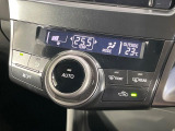 【オートエアコン】一度お好みの温度に設定すれば、車内の温度を検知し風量や温度を自動で調整。暑い&hellip;寒い&hellip;と何度もスイッチ操作をする必要はありません。快適な車内空間には必須の機能ですね♪