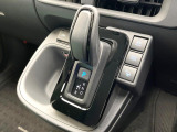 【リモート機能つきアドバンストパーク】専用スマートフォンアプリの使用で、車外から遠隔駐車・出庫が可能な先進機能。広い場所で乗り降りしたい時に便利です♪