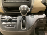CVT車のセレクトレバーです。低速から高速まで、変速ショックのないスムーズな走りを実現するとともに、エンジン効率のよい領域を維持することで燃費にも貢献します。