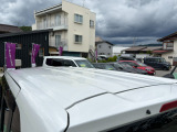 目立つキズ凹み等はありませんが、中古車という商品の特性ルーフには子キズや塗装しみがあります