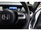 Hondaセンシングの機能のひとつ、アダプティブクルーズコントロール付!アクセルから足を離しても設定したスピードと前車との車間を保ち走行してくれます!車線維持もアシスト☆高速道路で疲労軽減ですね☆