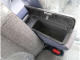 運転席と助手席の間には小物入れが付いてます。