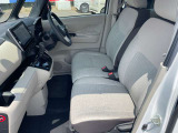 厚みがあって、座り心地のいいソファーのようなシート。運転席も助手席もリラックスしてゆったり座れます。