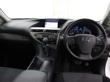 落ち着いた内装色です。視界が良く運転しやすいドライビングポジションです。