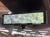【インテリジェントルームミラー】後席の大きな荷物や同乗者で後方が確認しづらい時でも安心!カメラが撮影した車両後方の映像をルームミラー内に表示。クリアな視界で状況の確認が可能です!