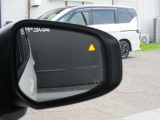 後側方から接近する車両を感知しオレンジ色に点灯して知らせてくれます。