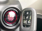 【Hondaスマートキー】カバンやポケットに入れたままでもドアの施錠・解錠が可能なスマートキーを装備。エンジンのオン・オフ時もカギを取り出す必要が無いからとっても便利です♪