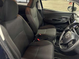 運転席の画像です。足元やシートまわりに余裕があり、リラックスした姿勢で運転が可能です。視界も良好で操作系へのアクセスもしやすく、快適で安心感のあるドライブをサポートします。