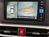 パノラミックビューモニター付きです。車両を上から見たような映像をディスプレイオーディオ画面に表示。運転席からの目視だけでは見にくい、車両周辺の状況をリアルタイムでしっかり確認できます。
