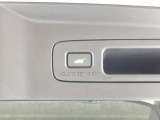 【パワーバックドア】スマートキーや運転席のボタンを押すだけでリアゲートが自動で開閉します!荷物を持っている時や、高い位置にあるバックドアを閉める際に便利な機能です♪