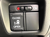 【パワースライドドア】スマートキーや運転席のスイッチでスライドドアの開閉が可能♪電動だから力を入れてドアを開ける必要が無く、小さいお子様でも、重い荷物を持っている時もラクに開け閉めできます♪