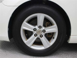 純正アルミホイールは精度が高く、走行の安定性が優れています。タイヤサイズ215/60R16