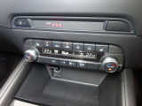 運転席と助手席それぞれで温度調整が可能なオートエアコンに加え、ステアリングヒーターと前二席分のシートヒーターが車内を快適に保ちます。
