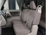 運転席助手席はゆとりがあります★ 足元も大変広々しております。