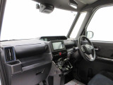 ダイハツのお店では、ダイハツ車を知り尽くしたプロフェッショナルが、専用の診断機器を使って各システムを点検しております。