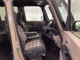 【ベンチシート】運転席と助手席の移動もスムーズ!狭い駐車場での乗り降りや、お子様の乗り降りにも便利です。座席の間にコンソールボックスやドリンクホルダーがないため、車内空間が広く感じます。