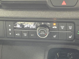 【オートエアコン】一度お好みの温度に設定すれば、車内の温度を検知し風量や温度を自動で調整。暑い&hellip;寒い&hellip;と何度もスイッチ操作をする必要はありません。快適な車内空間には必須の機能ですね♪