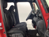 女性でも運転がしやすいように、シートの高さ調整機能(シートリフター)がついています。運転席と助手席の間が空いている為、助手席側への移動がスムーズです。交通量の多い道でも助手席側から乗り降りができます。