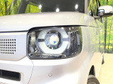 【LEDヘッドライト】悪天候や夜間走行時も良好な視界を確保し安心して運転できる高輝度LEDヘッドライトを装備!点灯速度が早く、消費電力も抑えられています。