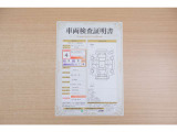 【車両検査証明書】店頭にて、クルマの状態が一目で分かる査証明書を公開中。トヨタ認定検査員が厳しく検査し、状態を点数と図解で表示しています。修復歴はもちろん、傷やヘコミの箇所や程度がご確認いただけます。