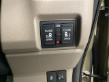 【両側パワースライドドア】です。リモコンや運転席のスイッチ操作で楽々自動開閉。