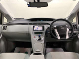 スムーズな運転操作のために、目で確認するディスプレイゾーンと、手で操作するコマンドゾーンに分けられた運転席周りのデザインとなっています。