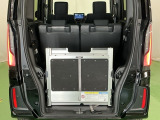 広い荷室は、上下に仕切ってスペースを有効に活用可能。