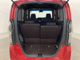 開口部も広く荷物の積み下ろしもしやすいお車となっております。シートの背もたれは5:5の割合で背もたれを可倒でき、前後のシートスライドもできるので荷室をひろげることができます。